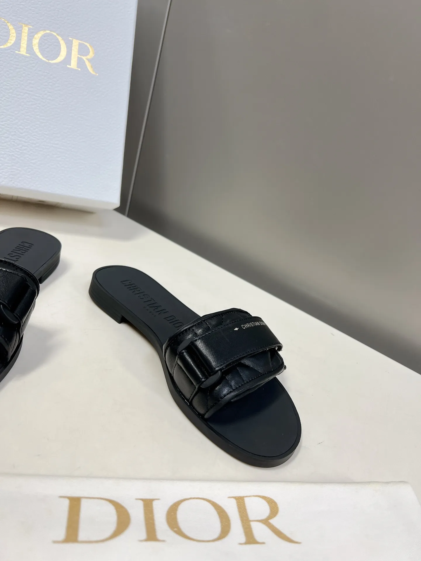👟👟Ex-factory price 380👟👟 Leather-covered Dior classic Velcro buckle sandals. The high version of the GO original version is a perfect replica. The most popular color matching fabric. Super layered. The original high-end TPU outsole✔️very comfortable and easy to walk. The upper materials are all original customized, 3D electric embroidered three-dimensional cloth surface. Very versatile. A must-have for lazy people in summer. The original full set of packaging code number: 35-40